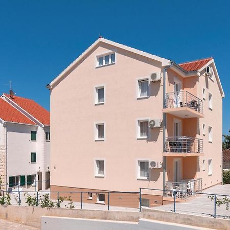 Cozy Apartment In Supetar With Kitchen المظهر الخارجي الصورة