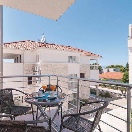 Cozy Apartment In Supetar With Kitchen المظهر الخارجي الصورة
