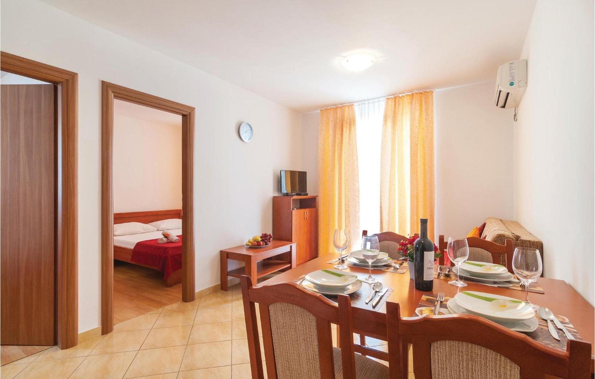 Cozy Apartment In Supetar With Kitchen المظهر الخارجي الصورة