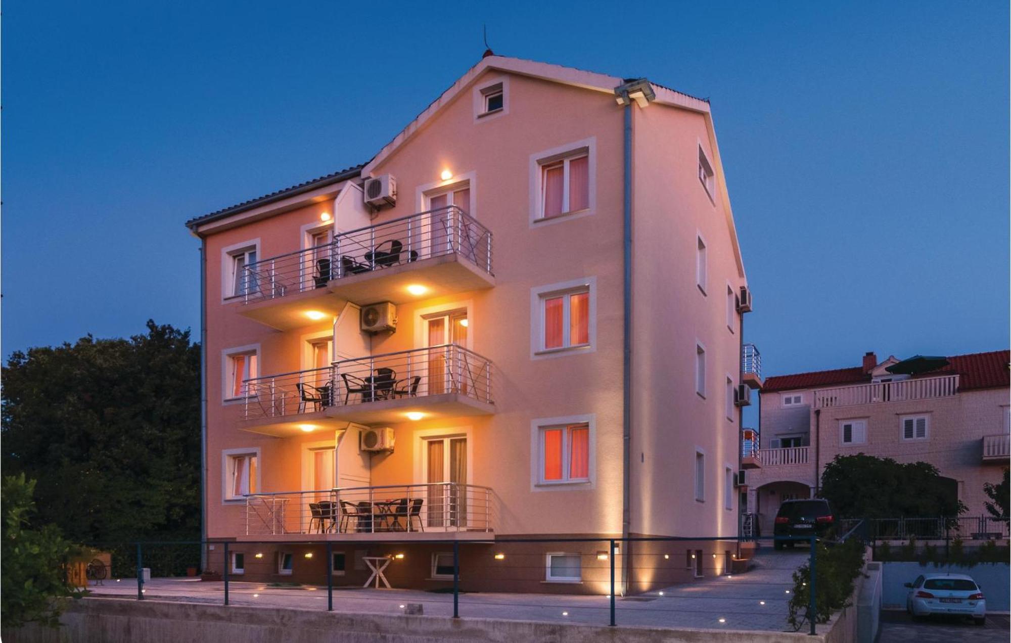 Cozy Apartment In Supetar With Kitchen المظهر الخارجي الصورة